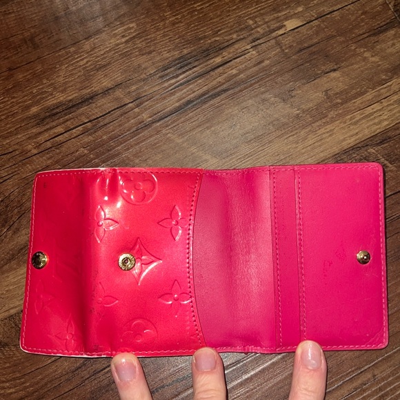 Louis Vuitton Ludlow Wallet in Pink Vernis - Picture 3 of 11